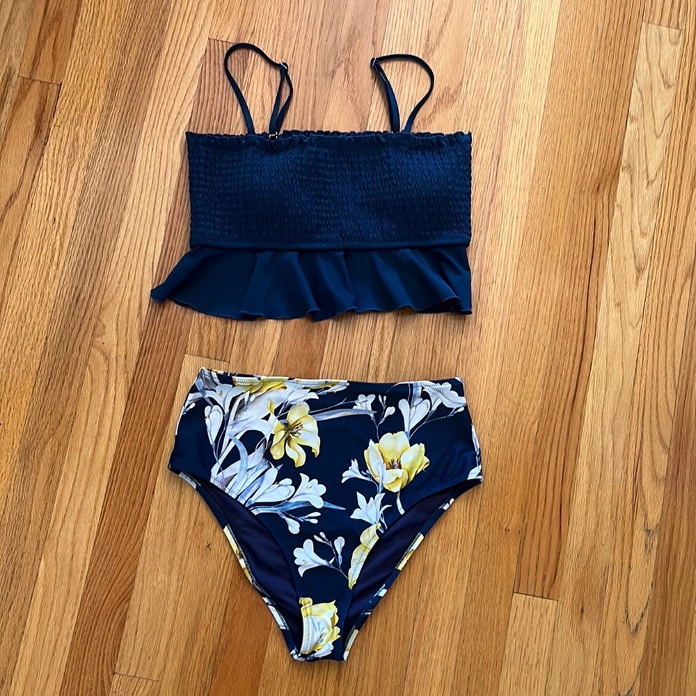 Cupshe bathing suit size Large. NWOT from Amazon. Navy blue and yellow. Adorable